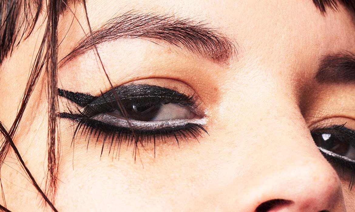 Apréndete a hacer un doble eyeliner con esta versión doble rabillo y bicolor que conseguirás gracias al liner Perfect Slim de L’Oréal Paris y su paleta de colores.
